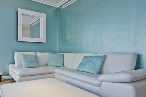 6 Pilihan Warna Gorden yang Cocok untuk Dinding Biru Muda