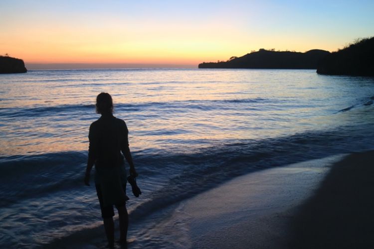 Matahari terbit dilihat dari Pulau Rutong di Taman Laut 17 Pulau Riung, Flores, NTT