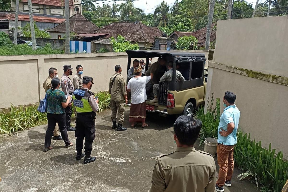 Satpol PP saat mengevakuasi seorang WN Ukraina yang mengamuk di sebuah vila di kawasan Ubud Gianyar, Selasa (28/12/2021). 