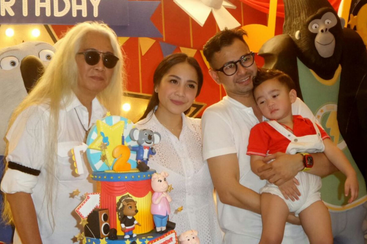 Rafathar Malik Ahmad bersama kedua orangtuanya, Raffi Ahmad dan Nagita Slavina, serta kakeknya, Gideon Tengker, pada perayaan ulang tahunnya yang kedua di Green Andara Clubhouse, Cinere, Depok, Jawa Barat, Minggu (20/8/2017).