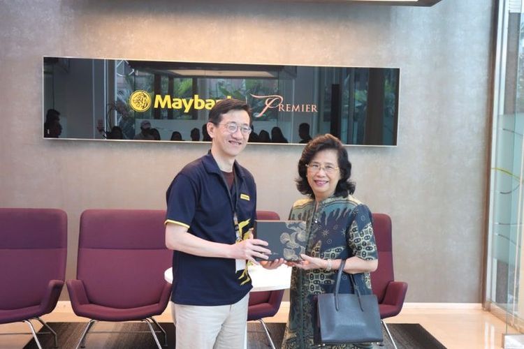 Direksi Maybank Indonesia menyerahkan bingkisan eksklusif kepada nasabah premier terpilih sebagai bagian dari perayaan Hari Pelanggan Nasional 2025. 
