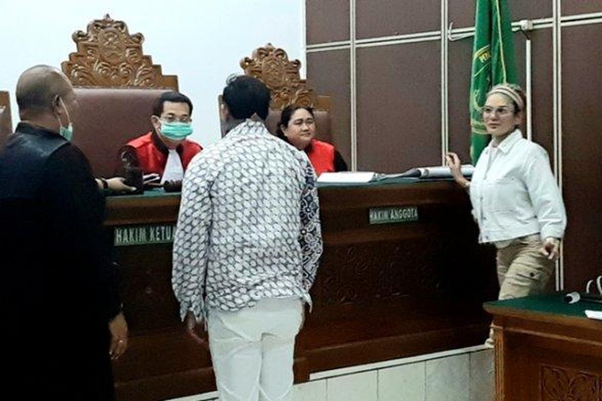 Nikita Mirzani saat bertemu Dipo Latief dalam sidang dugaan penganiayaan, di Pengadilan Negeri Jakarta Selatan, Senin (30/3/2020). Nikita Mirzani menjadi terdakwa dugaan penganiayaan terhadap mantan suaminya, Dipo Latief.