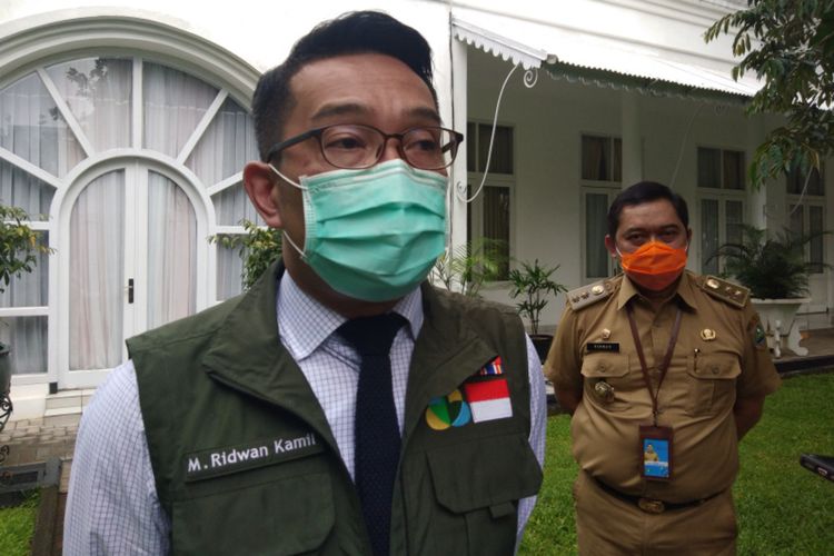 Gubernur Jawa Barat Ridwan Kamil saat diwawancarai usai rapat koordinasi bersama gugus tugas Covid-19 Jabar di Gedung Pakuan, Jalan Otista, Kota Bandung, Senin (6/4/2020).