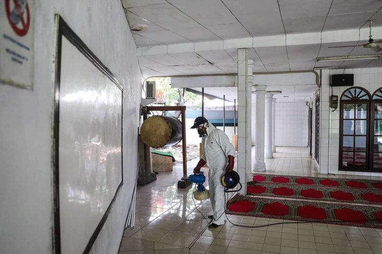 Petugas menyemprotkan cairan disinfektan di Masjid Hablul Muttaqin, Jalan Pejambon, Jakarta Pusat, Jumat (6/3/2020). Dewan Masjid Indonesia (DMI) melakukan pencegahan pembersihan ke masjid sebagai salah satu langkah antisipasi potensi penyebaran COVID-19, hal ini dilakukan agar masyarakat dapat terhindar dari  virus corona yang penyebarannya diketahui melalui kontak badan atau bersentuhan langsung dengan orang yg sedang terjangkit virus tersebut.