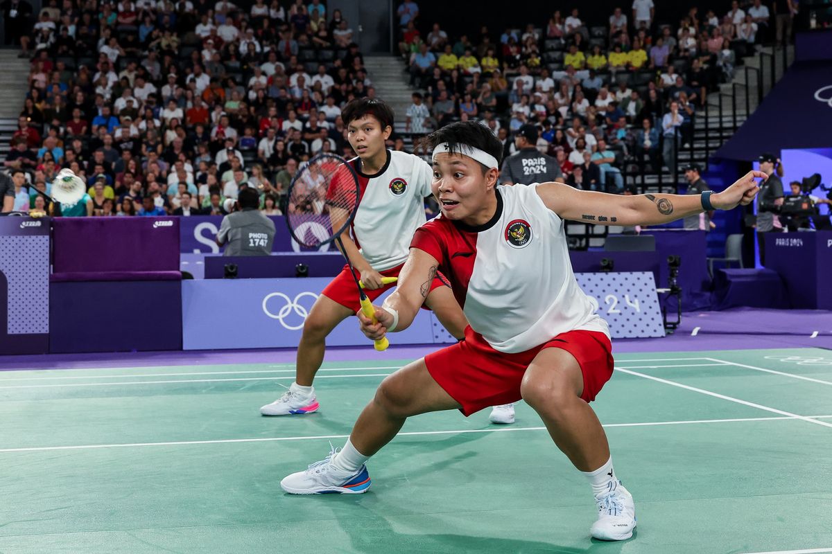 Pasangan ganda putri Indonesia Apriyani Rahayu/Siti Fadia menelan kekalahan kedua di Grup A Olimpiade Paris 2024 saat melawan Chen Qing Chen/Jia Yi Fan (China) di Porte de la Chapelle Arena, Perancis, Minggu (28/7/2024).