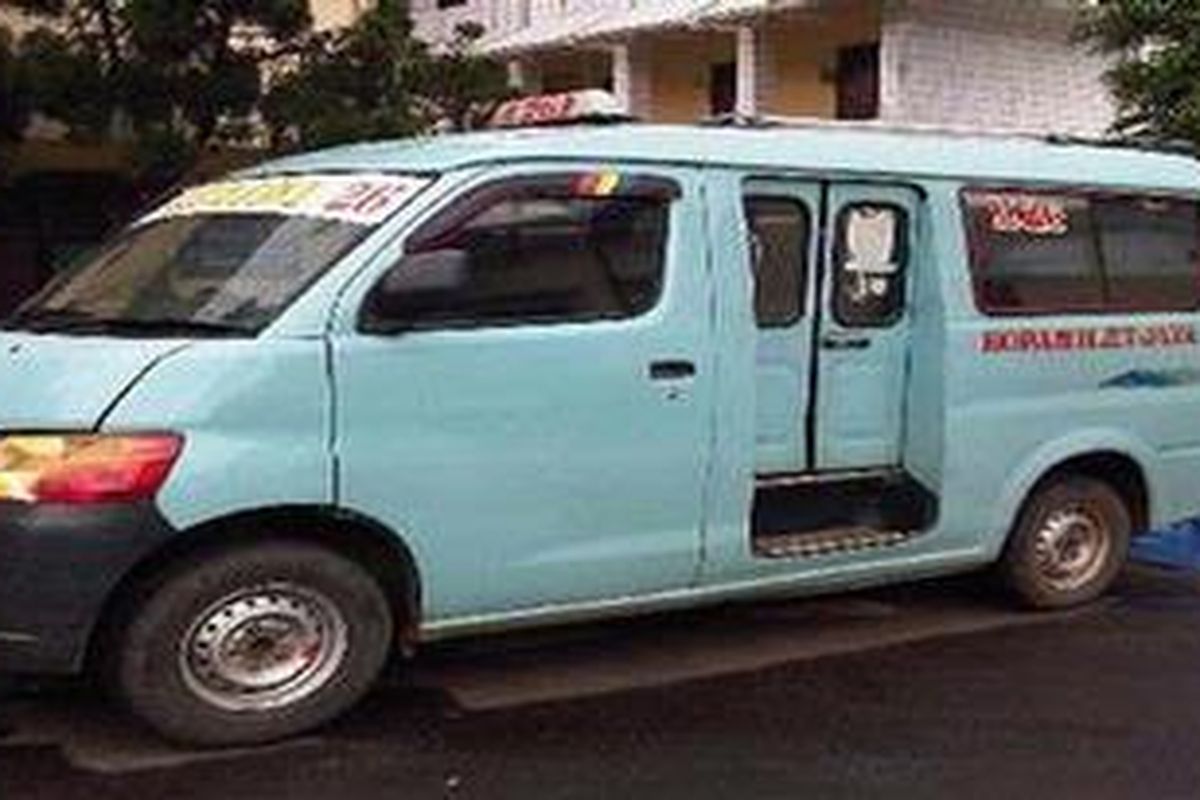 Angkot M-26 (Kampung Melayu - Bekasi) yang dipakai sebagai tempat perampokan dan pemerkosaan terhadap pedagang sayur R (35).  