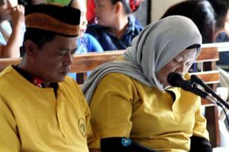 Haji Dawang dan Hajja Muna saat sidang perdana kepemilikan sabu seberat 6,8 kilogram. di Pengadilan Negeri Pinrang.