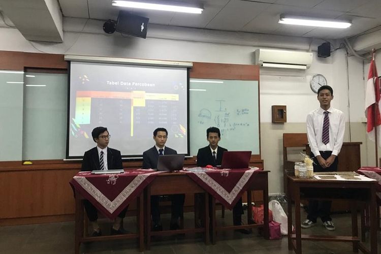 Siswa XII SMA Kolese Kanisius Jakarta dan moderator (kemeja putih) dalam kegiatan presentasi Research Paper di depan guru penguji, orangtua, siswa kelas X dan XI SMA Kolese Kanisius, dan tamu undangan di dalam kelas SMA Kolese Kanisius Jakarta, Senin (20/1/2020. Kegiatan presentasi Research Paper SMA Kolese Kanisius merupakan bagian dari acara yang bertema Merdeka Belajar: Exhibitions of Learning Experience.