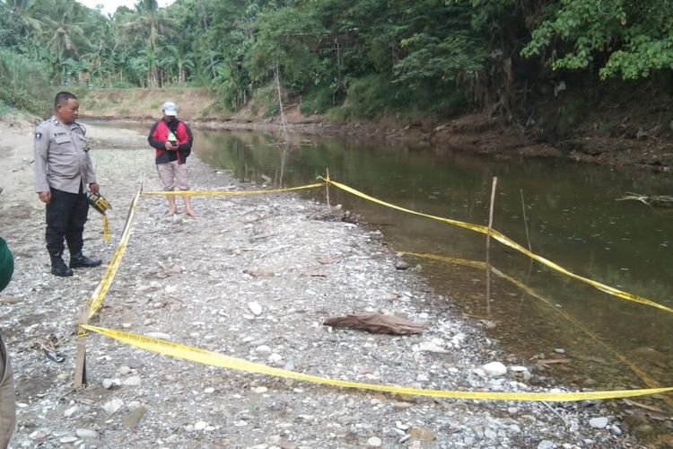 Benda diduga mortir di sungai Oya, Kapanewon Ngawen, Gunungkidul. Rabu (14/6/2023)