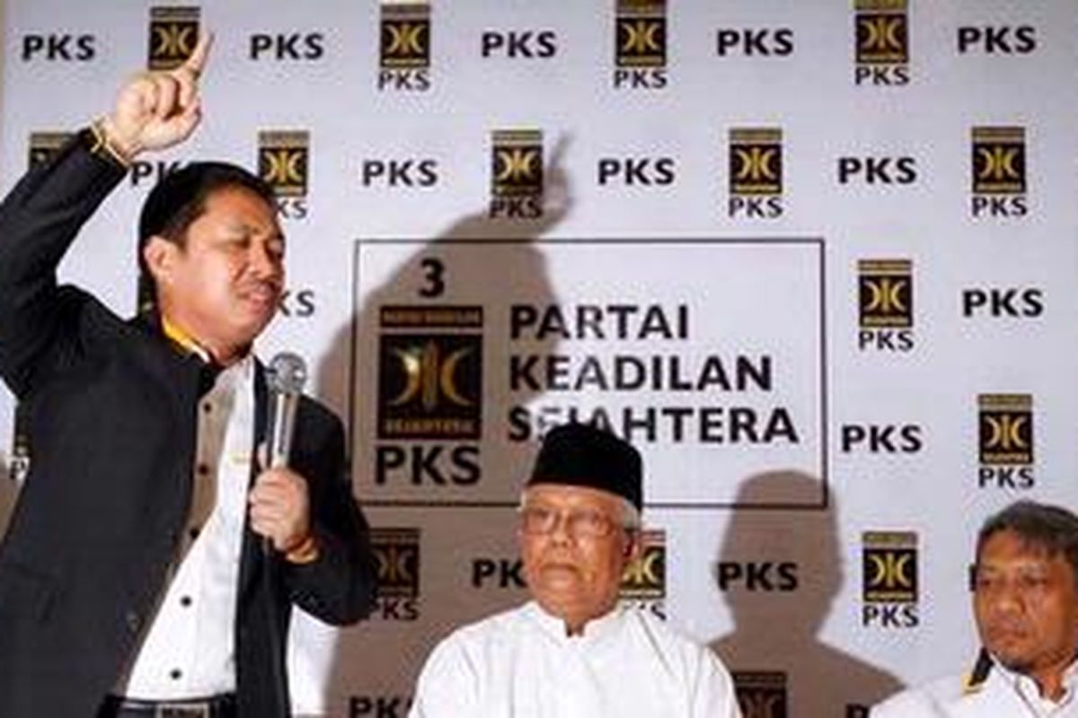 Presiden Partai Keadilan Sejahtera (PKS) yang baru, Muhammad Anis Matta memberikan pidato politiknya disaksikan oleh Ketua Majelis Syuro PKS Hilmi Aminuddin  (tengah) dan Ketua Majelis Pertimbangan Pusat PKS Untung Wahono (kanan) dalam konferensi pers di Kantor DPP PKS, Jalan TB Simatupang, Jakarta Selatan, Jumat (1/2/2013). Muhammad Anis Matta terpilih menjadi presiden baru PKS menggantikan Luthfi Hasan Ishaaq yang mengundurkan diri setelah ditetapkan Komisi Pemberantasan Korupsi (KPK) sebagai tersangka dalam kasus dugaan suap impor daging sapi. KOMPAS IMAGES/RODERICK ADRIAN MOZES