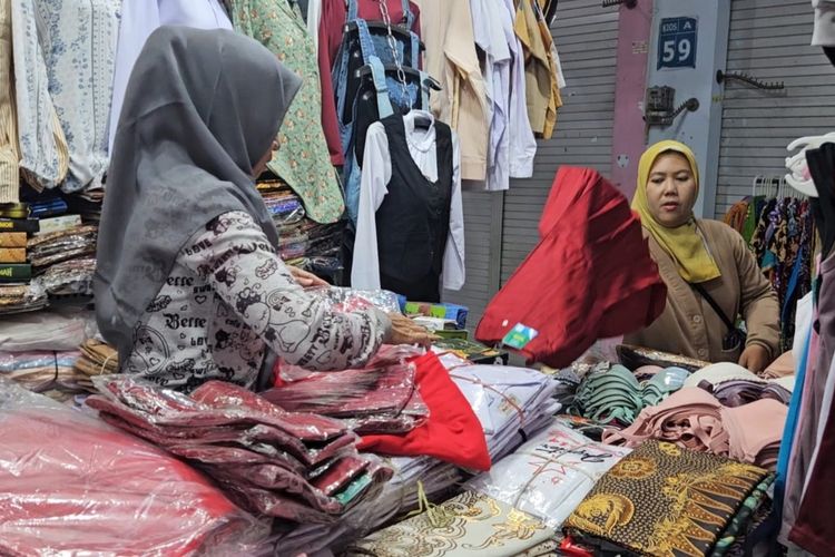 Pedagang Seragam Sekolah di Madiun Sepi Pembeli, Kalah Bersaing dengan Toko Online