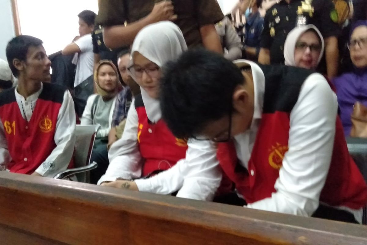 Aulia Kesuma (kiri) dan Geovanni Kelvin (kanan) di ruang sidang Pengadilan Negeri Jakarta Selatan, Senin (17/2/2020)