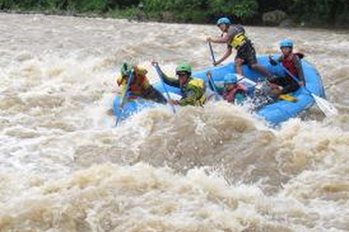 Simulasi ekspedisi Arung Jeram Sungai Lariang Mapala UI di Sungai Cimanuk, Jawa Barat.