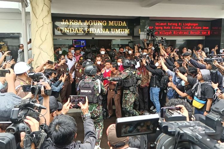 Anggota Brimob membuat pagar penghalang saat Ferdy Sambo keluar dari Gedung Jaksa Agung Muda Tindak Pidana Umum, Jakarta Selatan, Rabu (5/10/2022).