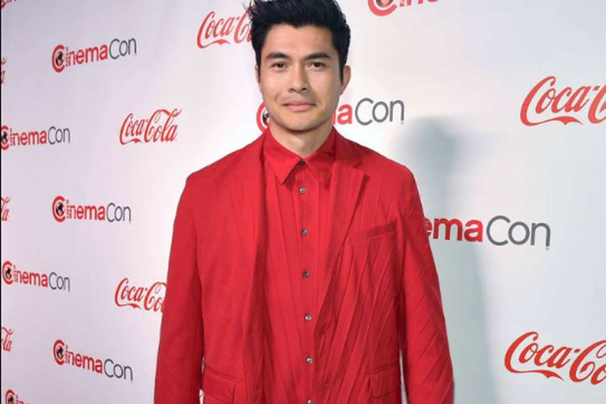 Gaya busana Henry Golding