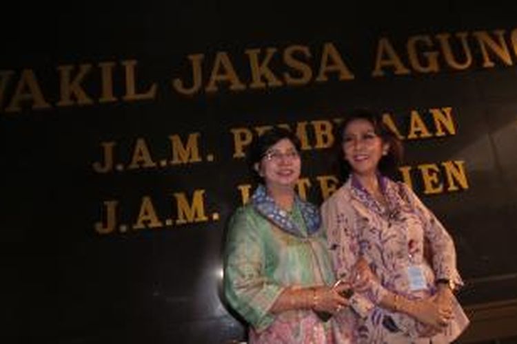 Ketua Pansel calon pimpinan KPK Destry Damayanti dan salah satu anggotanya Yenti Garnasih usai bertemu Jaksa Agung HM Prasetyo di kejaksaan, Selasa (16/6/2015).
