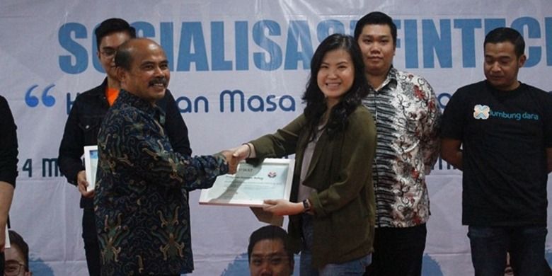 Christine Tandeans bersama dengan Wakil Rektor Bidang Keuangan UPI, Dr. H. Edi Suryadi, M.Si.
