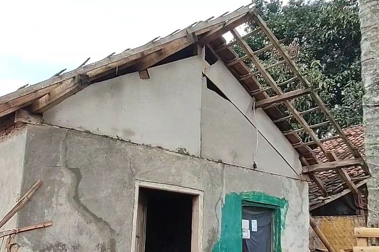 Sejumlah rumah dan papan reklame rusak akibat diterjang angin puting beliung yang terjadi di Kecamatan Cimaung, Kabupaten Bandung, Jawa Barat pada Kamis (25/4/2024)
