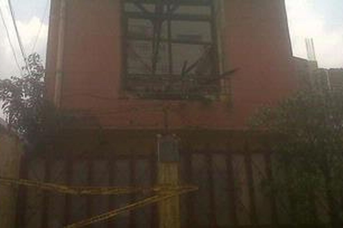 Sebuah rumah di Jalan Kwitang 1D setelah dilalap api, Selasa (9/10/2012). Kebakaran diduga terjadi karena konsleting listrik dan tengah dalam penyelidikan Polsek Senen, Jakarta Pusat.