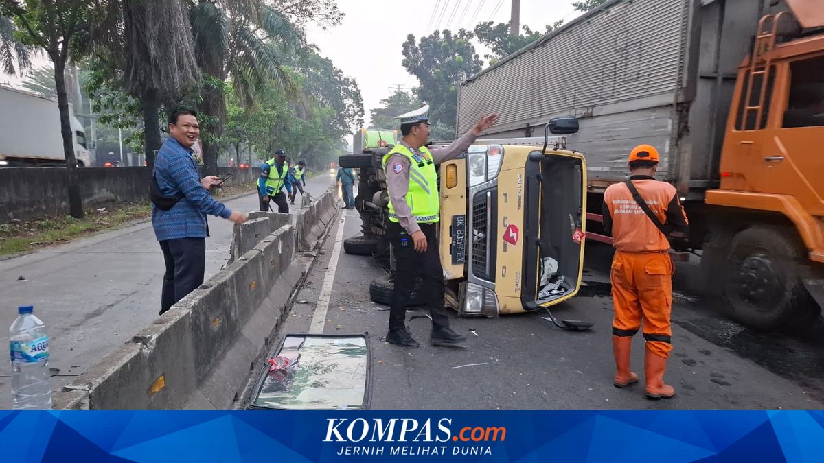 Truk Ekspedisi Terguling di Daan Mogot Jakbar, Lalu Lintas Sempat Tersendat