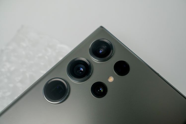 Sekarang, Samsung Galaxy S23 Ultra terlihat memiliki kamera boba yang lebih besar dibanding Galaxy S22 Ultra. Kamera boba atau lingkaran lensa kamera belakang ponsel ini juga kini memiliki lis warna senada dengan punggung ponsel.
