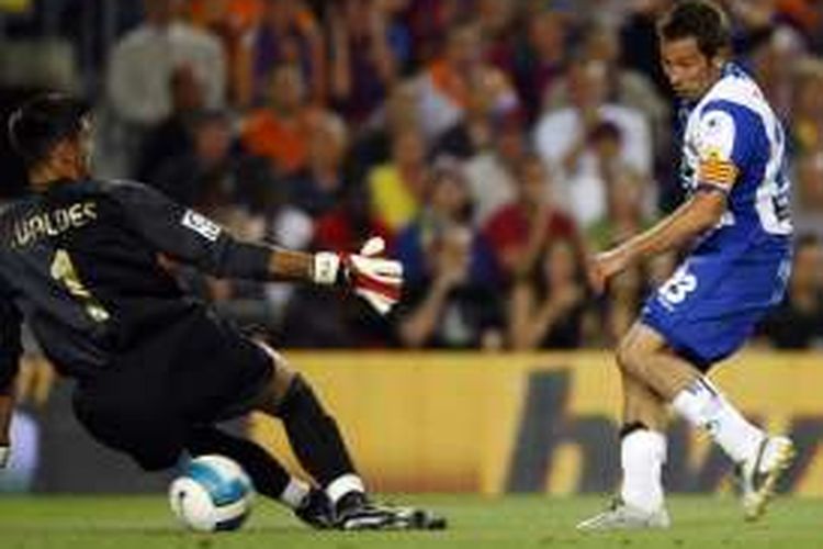 Raul Tamudo (kanan) mencetak gol Espanyol ke gawang Barcelona pada partai La Liga di Stadion Camp Nou, 9 Juni 2007.