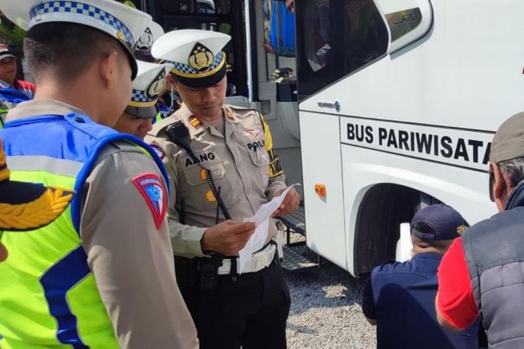 Polisi memeriksa kondisi bus pariwisata di Kabupaten Garut, Jawa Barat. 