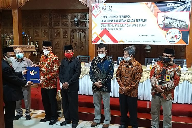 Ketua KPU Kabupaten Wonogiri, Toto Sihsetyo Adi menyerahkan berita acara rapat pleno penetapan pasangan calon terpilih pilkada bupati dan wakil bupati kepada wakil bupati terpilih, Setyo Sukarno, Jumat (22/1/2021).