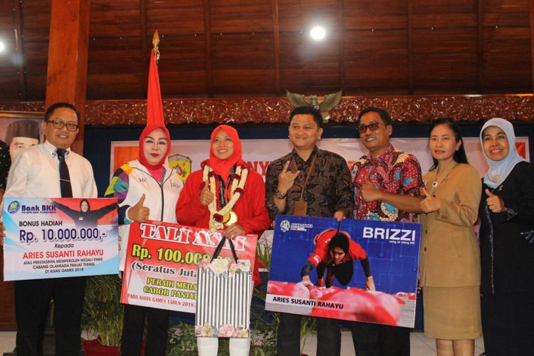 Pemerintah Kabupaten Grobogan, Jawa Tengah menyerahkan tali asih kepada atlet peraih dua medali emas dalam cabang olahraga panjat tebing Asian Games, Aries Susanti Rahayu. Tali asih senilai Rp 100 juta diserahkan langsung Bupati Grobogan, Sri Sumarni kepada Ayu sapaannya itu di pendapa Kabupaten, Selasa (4/9/2018). 