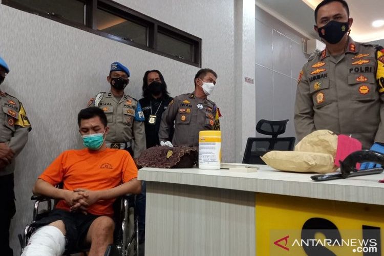 Kapolres Sukabumi AKBP Lukman Syarif menunjukkan tersangka pembunuhan berencana, TRB (24), warga Kampung Cikiwul RT 04/02, Desa Bojongsari, Kecamatan Jampangkulon, Kabupaten Sukabumi, Jabar. 