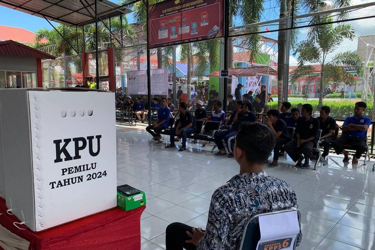 Suasana proses pencoblosan di dalam Rutan Kelas 1 Makassar, Jalan Rutan, Kecamatan Rappocini, Kota Makassar, Sulsel, Rabu (14/2/2024).