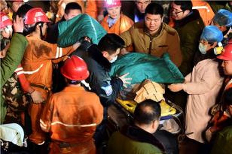 Foto yang dirilis Kantor Berita China Xinhua pada 25 Desember 2015 menunjukkan korban kecelakaan tambang gipsum di Provinsi Shandong.