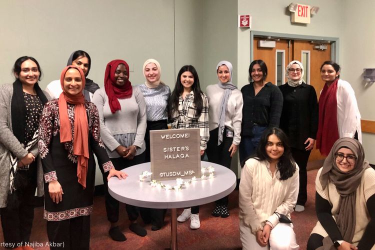 Perempuan berkumpul untuk mendiskusikan isu spiritual dengan Chaplain Najiba Akbar, kedua dari kiri, di Tufts University.