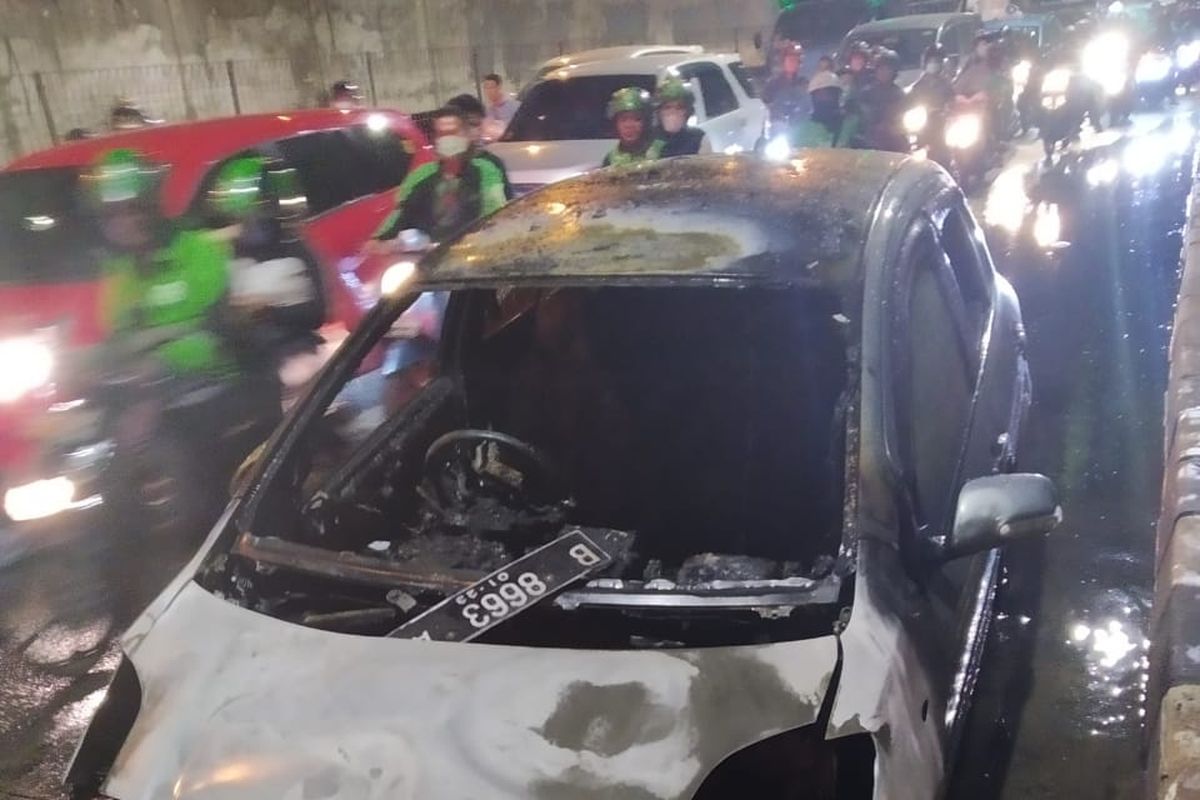 Mobil yang terbakar di depan Puskesmas Cengkareng, Jakarta Barat, Senin (28/10/2019) malam