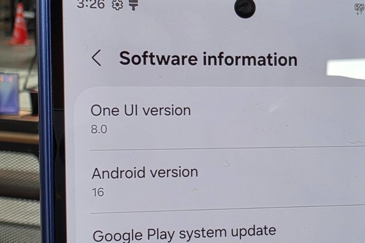 Samsung Galaxy Z Fold 7 menjadi HP pertama yang dibekali antarmuka OneUI 8. Antarmuka ini dibuat berbasis Android 16. Menurut pihak Samsung, OneUI 8 dirancang agar berjalan optimal di perangkat layar lipat seperti Galaxy Z Fold 7 dan Galaxy Z Flip 7.
