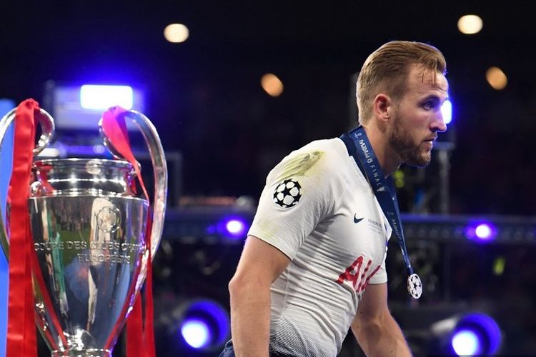 Harry Kane melewati trofi Liga Champions seusai laga Tottenham Hotspur vs Liverpool di Stadion Wanda Metropolitano, 1 Juni 2019. 