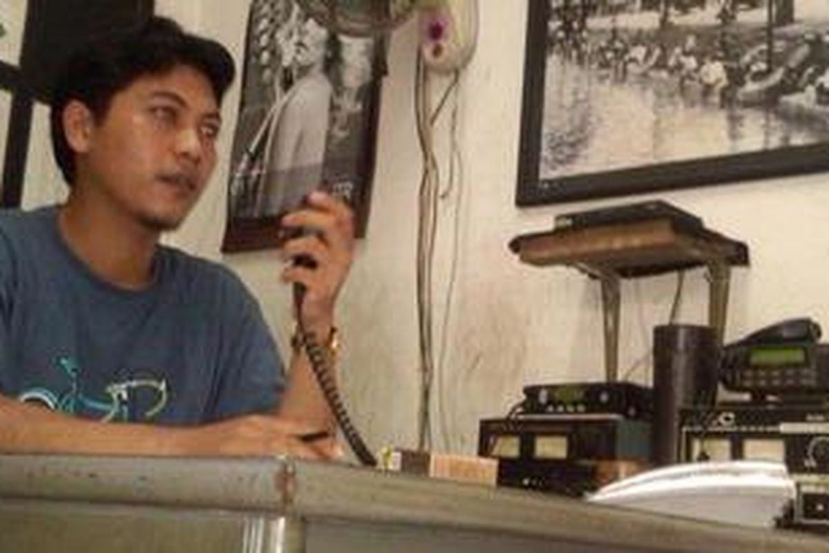 Dian Nur Cahyono, salah satu petugas Pintu Air Manggarai, Jakarta Selatan, tengah mendapat laporan ketinggian air di Pintu Air Depok, Rabu (11/1/2012)