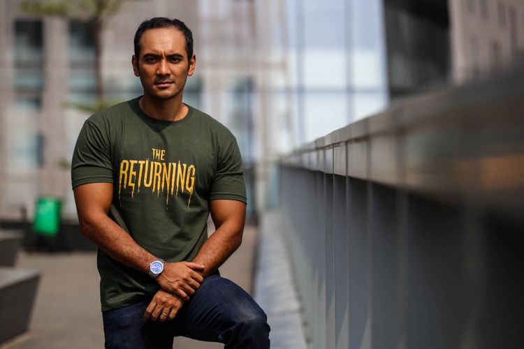 Aktor peran Ario Bayu berpose setelah wawancara promo film The Returning di Menara Kompas Gramedia, Palmerah Selatan, Jakarta, Rabu (24/10/2018). Film The Returning akan tayang pada tanggal 1 November 2018.