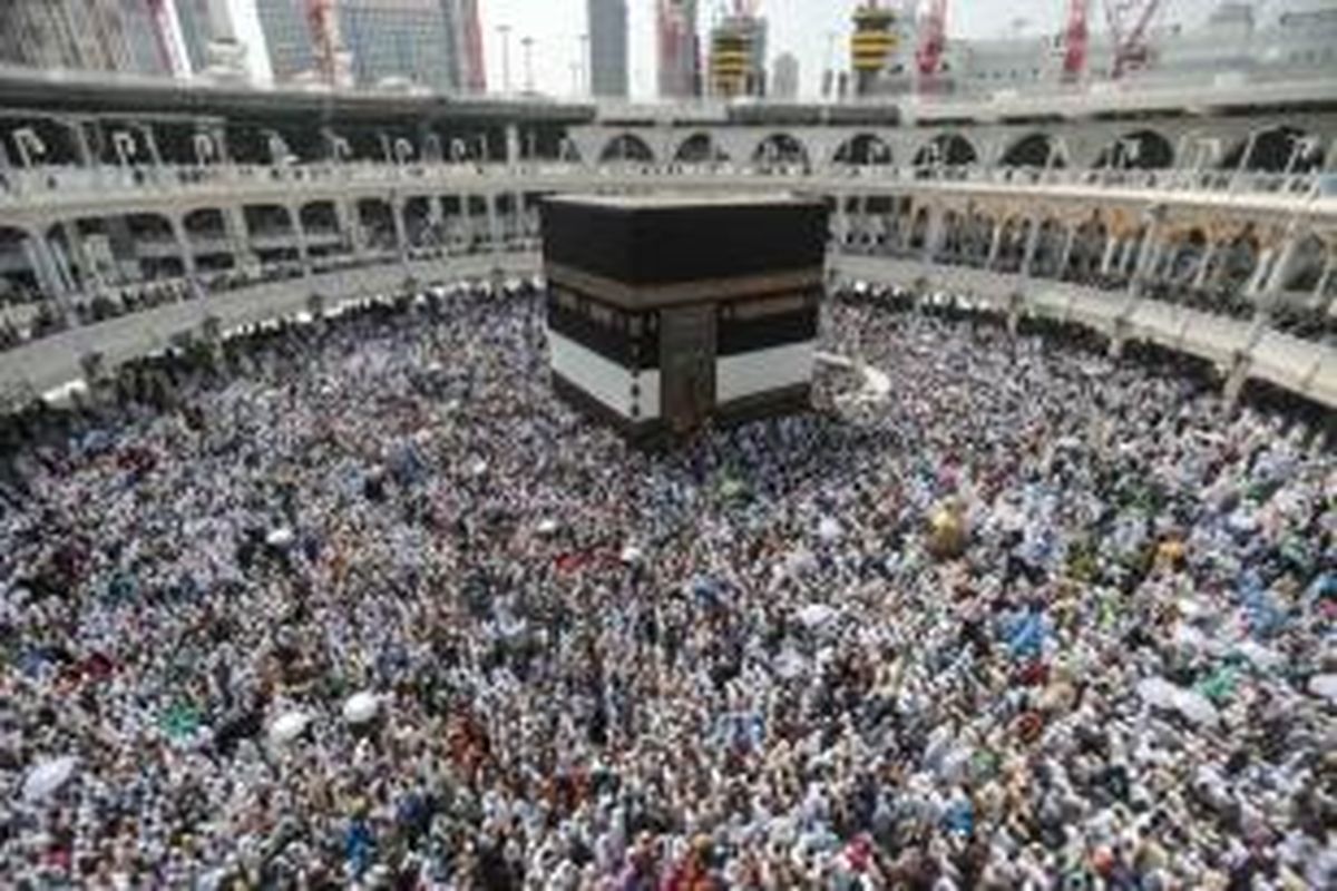 Umat Islam melakukan tawaf atau berjalan mengelilingi Kakbah di Masjidil Haram, kota suci Mekah, Saudi Arabia, 20 September 2015. Tawaf dilakukan sebagai bagian dari rangkaian ibadah haji.