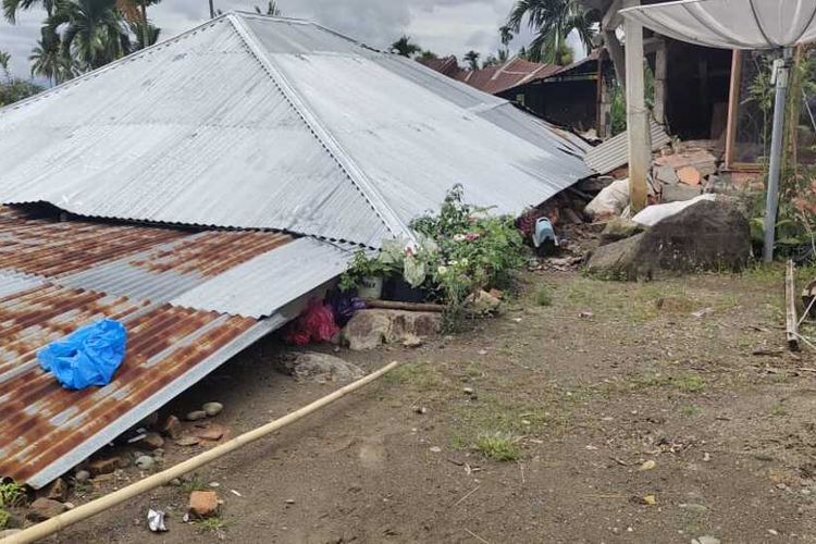 Rumah warga rata dengan tanah akibat diguncang gempa bumi di Kecamatan Tigo Nagari, Kabupaten Pasaman, Provinsi Sumatera Barat, Sabtu (26/2/2022).
