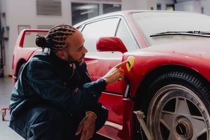 Lewis Hamilton Akhirnya Kesampaian Punya Mobil Impian