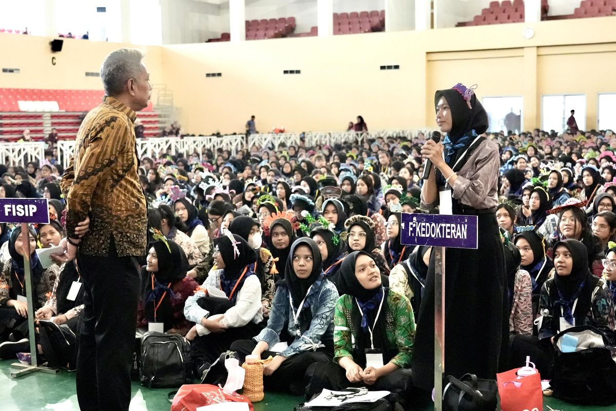 Wakil Menteri Sosial (Wamensos) Agus Jabo Priyono di hadapan 8.500 mahasiswa yang mengikuti kegiatan Pengenalan Kehidupan Kampus bagi Mahasiswa Baru (PKKMB) Tahun 2025 di auditorium Universitas Sultan Ageng Tirtayasa (Untirta), Serang, Banten, Selasa (12/8/2025). 

