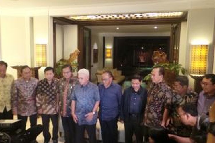 Ketua Umum dan elite Koalisi Merah Putih usai rapat di kediaman Hatta Rajasa di Jakarta, Jumat (14/11/2014).