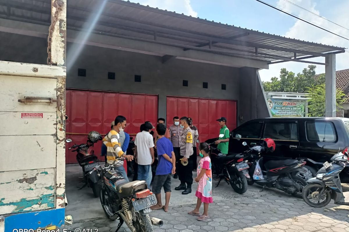 LOKASI KEJADIAN—Aparat Polres Madiun sementara melakukan olah tempat kejadian perkara kasus begal yang menimpa seorang pengusaha gabah asal Dusun Cangkring, Desa Bajulan, Kecamatan Saradan, Kabupaten Madiun, Jawa Timur, Senin (18/4/2022) siang. 