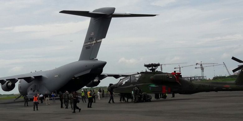 Tiga unit helikopter serang AH-64E Apache buatan Amerika Serikat tiba di Pangkalan Udara Utama TNI AD (Lanumad) Ahmad Yani, Semarang, Senin (18/12/2017).