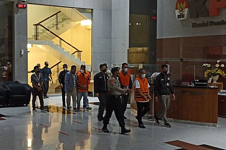 Wali Kota Bandung, Jawa Barat, Yana Mulyana mengenakan rompi oranye bertuliskan Tahanan Komisi Pemberantasan Korupsi (KPK) dengan tangan diborgol, Minggu (16/4/2023) sini hari.