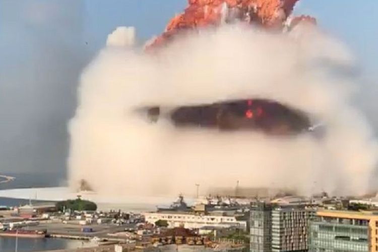 Tangkapan rekaman video memperlihatkan jamur raksasa terbentuk dalam ledakan yang terjadi di Beirut, Lebanon, pada 4 Agustus 2020. Setidaknya 73 orang tewas dalam insiden tersebut dengan ribuan lainnya terluka.