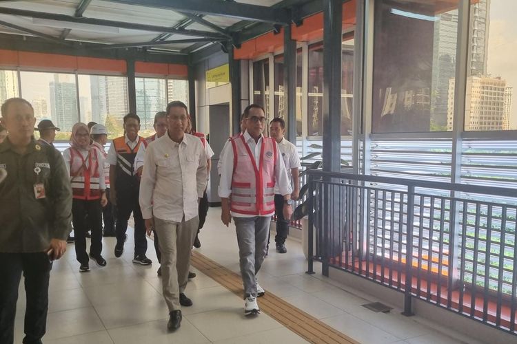 Menteri Perhubungan Budi Karya Sumadi dan Pj Gubernur DKI Jakarta Heru Budi Hartono saat baru sampai Stasiun LRT Dukuh Atas untuk melakukan inspeksi ke proyek pembangunan LRT Jabodebek, Rabu (28/6/2023).