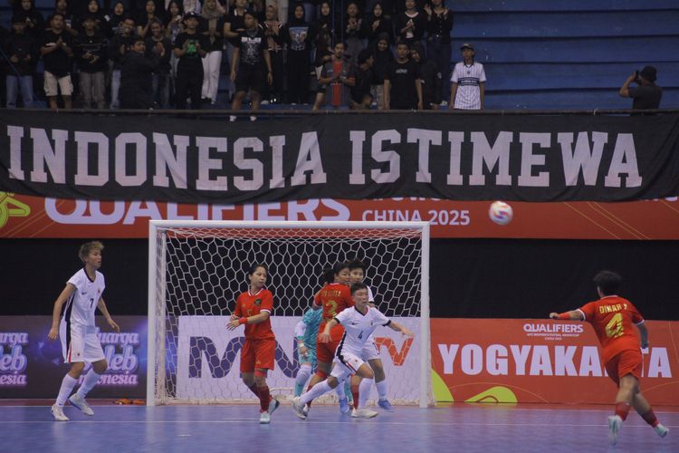 Aksi para pemain timnas futsal putri Indonesia dalam laga Indonesia vs Hongkong pada Kualifikasi Piala Asia 2025 China di GOR Amongrogo, Yogyakarta, Minggu (19/1/2025).