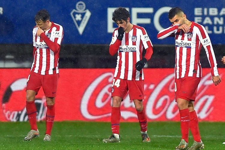 Para pemain Atletico Madrid bereaksi setelah Eibar mencetak gol kedua pertandingan pada laga Liga Spanyol di Stadion Ipurua, 18 Januari 2020.